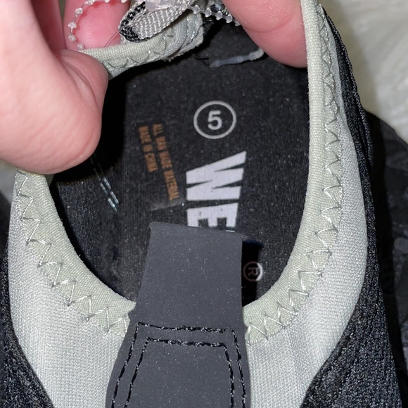 10/$35🏷️❤️NWT wet tropix wet shoes size 5 & 6 water shoes comfy black/grey - Picture 4 of 7